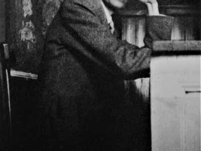 Si trasfer� a Roma nel 1928, dove studi� all�Istituto Superiore di Magistero. Ottenne la cattedra di Storia e filosofia al liceo scientifico �Cavour� di Roma, dove fu impiegato per tutti gli anni 30 e 40